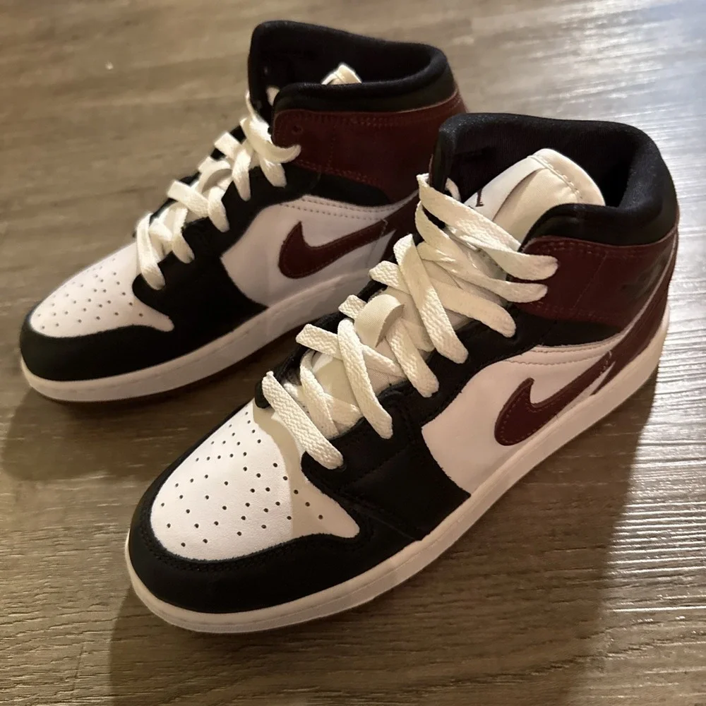 Nike Jordan 1 SE Mid Dark Pony 5Y Brand New